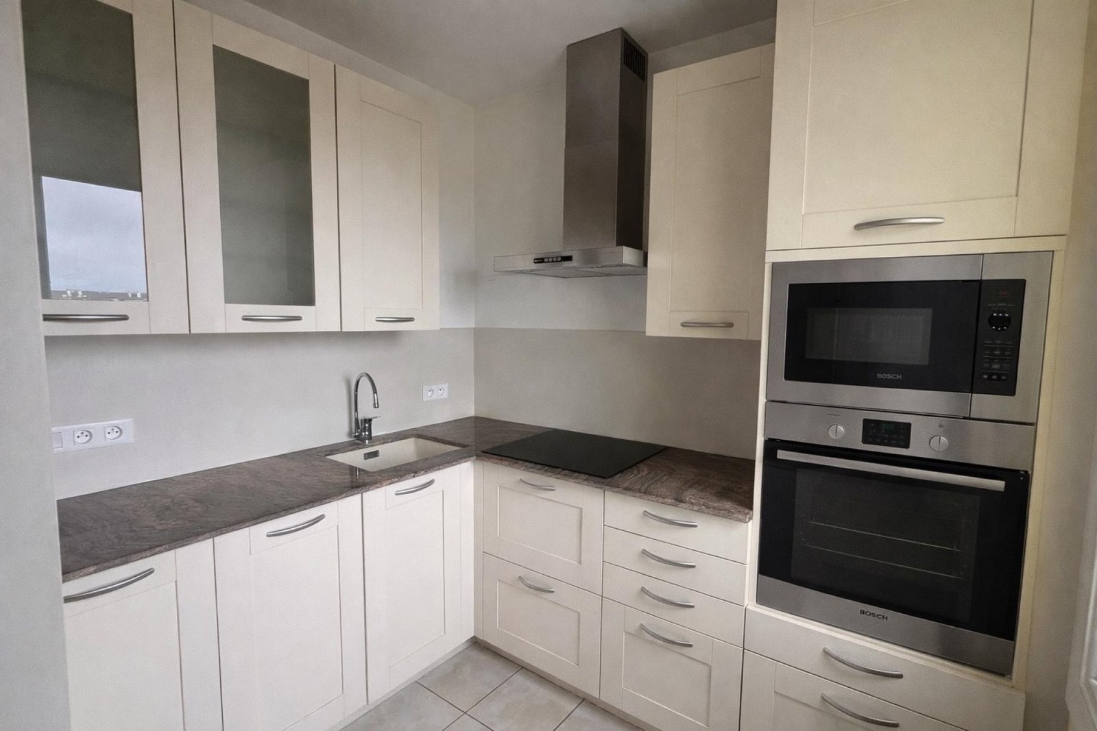 Cuisine équipée blanche de l'appartement 105 m² à Saint-Nazaire