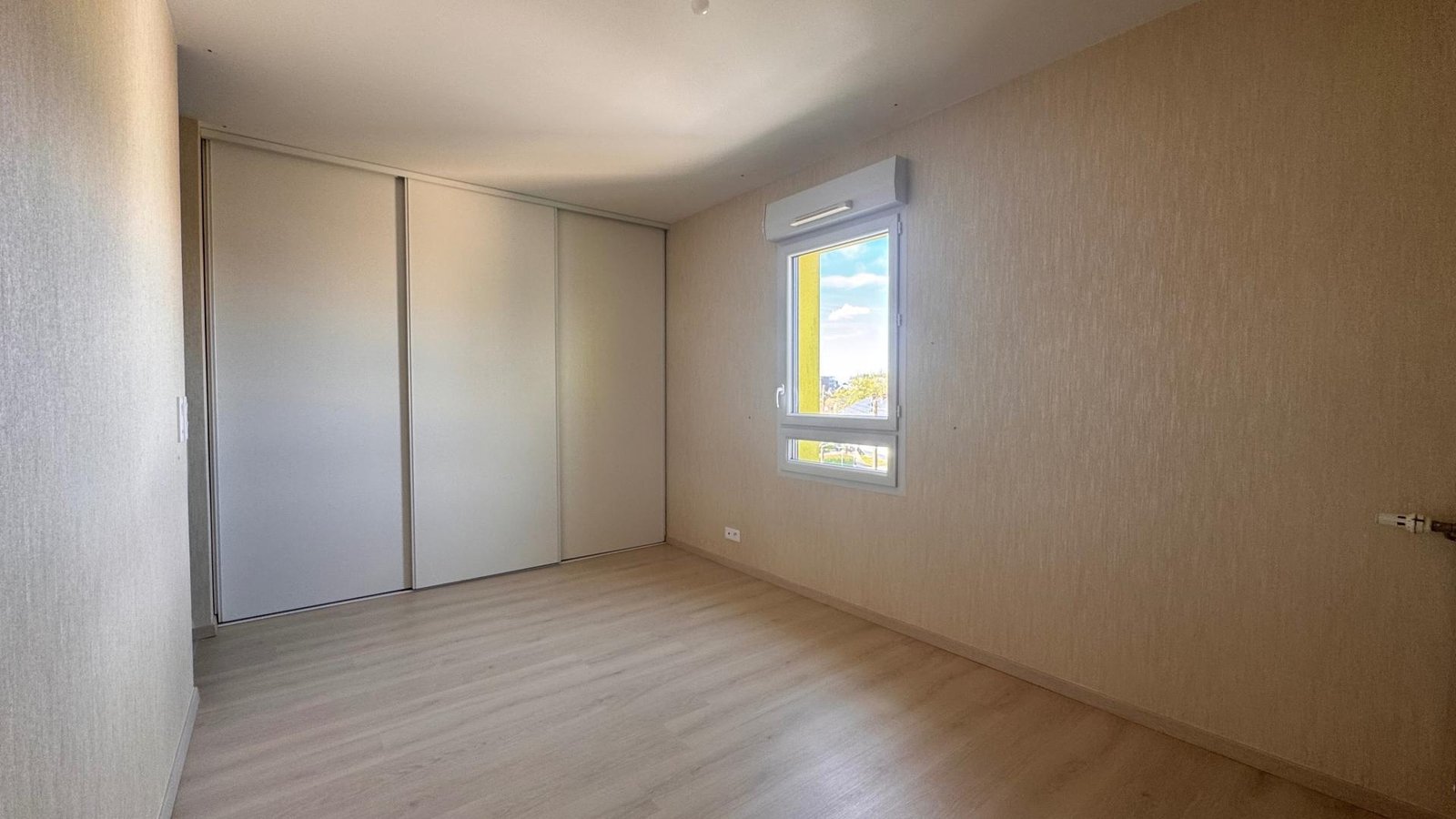 Chambre avec grand placard intégré